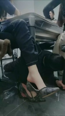 直播视频 《文文文文》桌底视角-伺候场 [30分0秒]