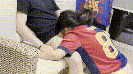 青春美眉AsianHoney身材丰满大肥臀 足球宝贝被小哥在沙发惩罚 抽插无毛鲍鱼并受到内射[1V397M [-]