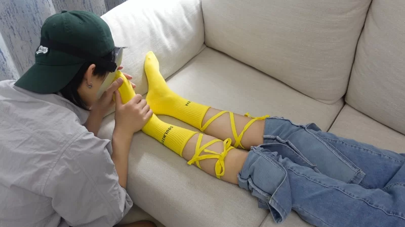 在树屋轻调（灵灵）定制的玩足视频 自己珍藏的 高清无水 [1v，6p-3g]