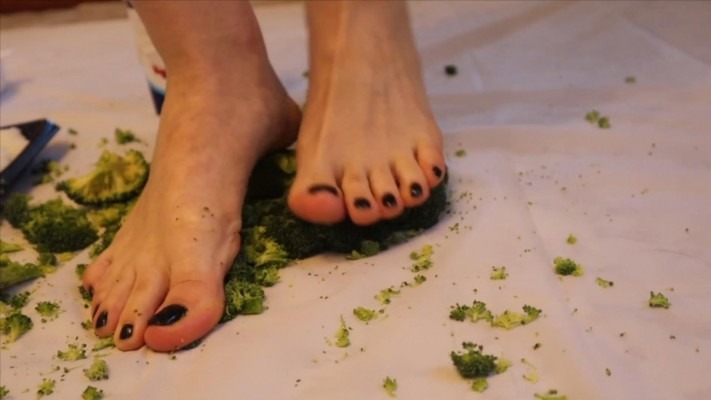 crush 光脚踩很多食物 [7分18秒]