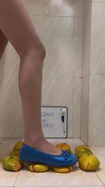 crush 《榴莲好吃》平底鞋、肉丝裸足暴力碾踩制作橘子酱《半身竖屏》 [3分10秒]