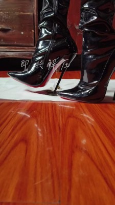 crush C3583 - 超高跟细跟长靴踩扁龟 [18分51秒]