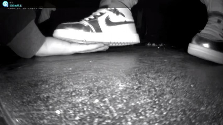 crush B953 - 无意识电影院小女孩AJ板鞋踩手发现后无视 [42分54秒]