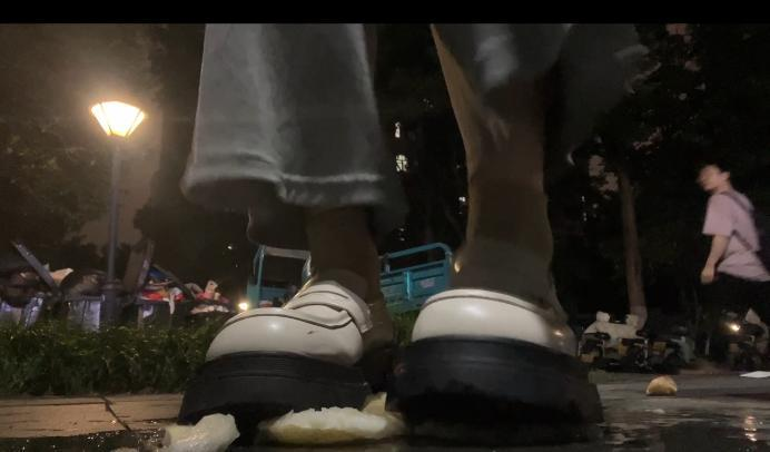 crush 《绿绿》白色小皮鞋校园内碾踩苹果/梨（多路人版） [10分43秒]