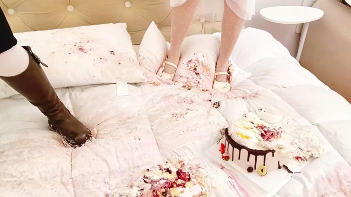 crush A266 - 碎物姐妹单鞋和皮靴床上踩蛋糕 [7分18秒]