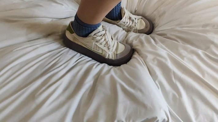 crush A262 - 妹子三种超脏马丁靴帆布鞋长皮靴踩白床 [13分20秒]