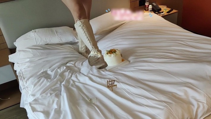 crush A261 - 妹子白色马丁靴在床上踩蛋糕 语言羞辱 [7分18秒]