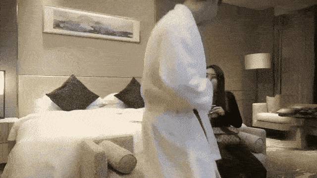 《文轩探花》笑起来甜美大长腿美女，口交舔屌抬起双腿抽插，侧入快速撞击猛操，[2V 580 MB] [BT] [-]