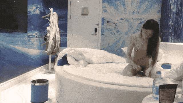 《文轩探花》极品长腿御姐_上位骑乘扭动小腰，抬腿侧入双手交叉猛操[2V 863 MB] [BT] [-]