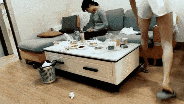 《瘦子探花》良家少妇遇渣男，哭诉完被强操，小逼逼水多，被干肿了，来个特写很震撼[2V 681 MB] [BT] [-]