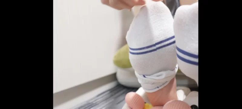 胡亥亥 裸足 玩脚 白丝 棉袜 秀足 舔脚5 [9-360m]