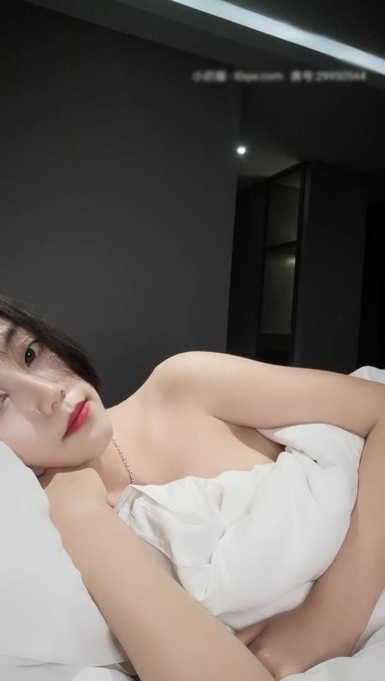 大一学妹舔逼吃鸡巴舔舒服啪啪操高潮完了歇歇讲述自己兼职做主播的故事[2V 927 MB] [BT] [-]