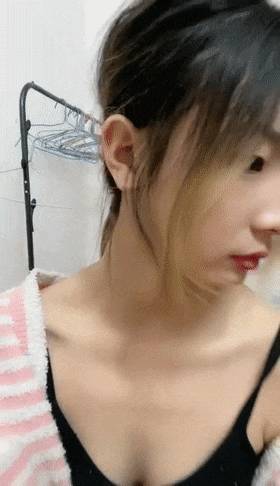 《大一學生妹》，震驚18歲小學妹下海，清純可愛，男友無套内射，小騷逼叫的驚天動地，身材一級棒！[2V 2411 MB] [BT] [-]