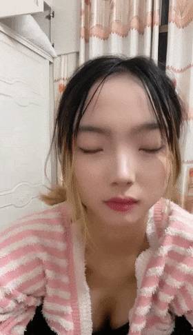 《大一學生妹》，震驚18歲小學妹下海，清純可愛，男友無套内射，小騷逼叫的驚天動地，身材一級棒！[2V 2411 MB] [BT] [-]