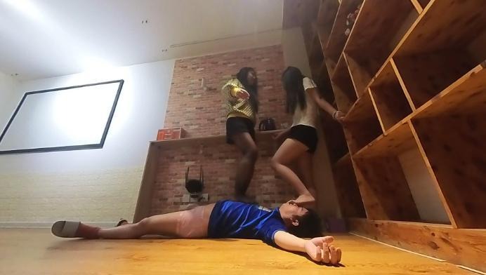 女王女主 两个素人模特的地毯 [26分12秒]