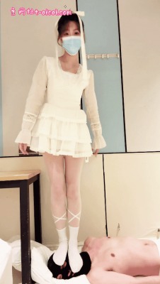 女王女主 全体重踩头跟随音乐节奏全程踩头 [26分12秒]