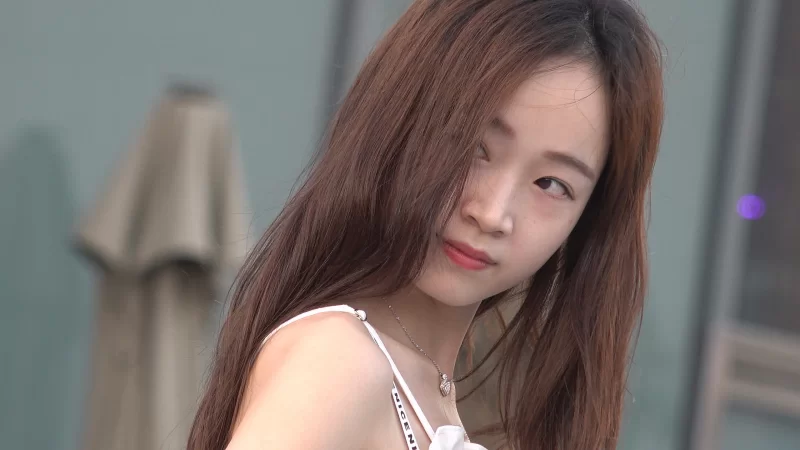 《原档街拍》仙气飘飘白色连衣裙 裸足超高清特写 [1V-3.78GB]