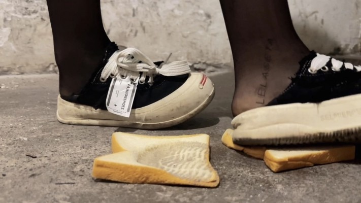 crush 素人姐姐黑丝帆布踩脏面包制作狗粮 [33分25秒]