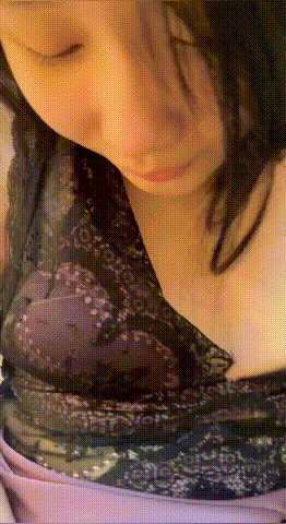 酒吧00后反差女M，下班后穿着丝袜高跟带回家厕所直接扇《1V 828M》 [几V多大-]