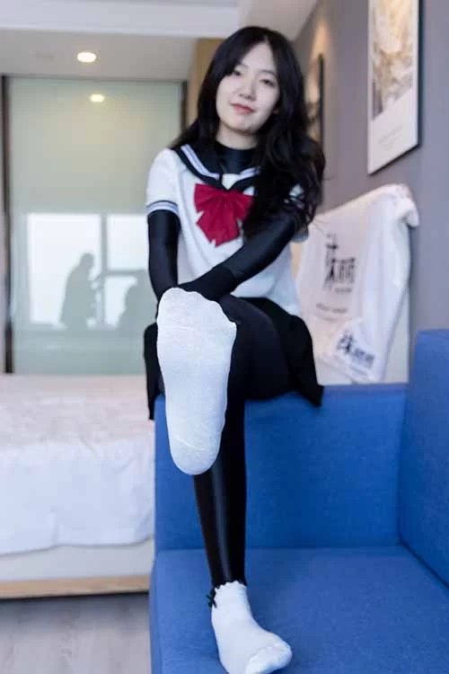 袜啵啵-小甜豆-白棉袜、厚黑丝五指袜和jk制服叠穿 [140p1v-1.4GB]