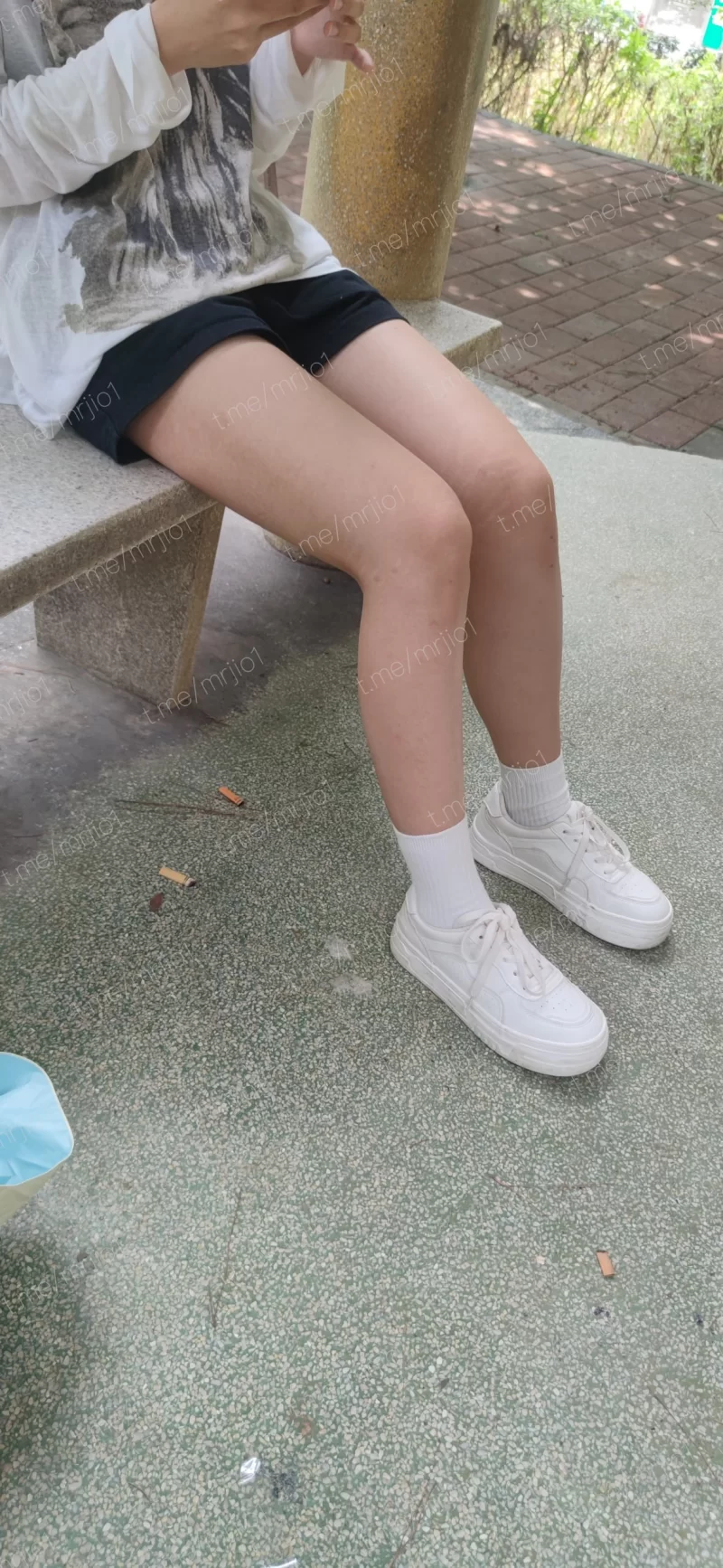 真实约拍女大学生美脚，这美女还是骚，居然同意足交 [11v33p-1.1GB]