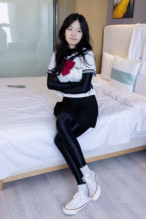 袜啵啵-小甜豆-白棉袜、厚黑丝五指袜和jk制服叠穿 [140p1v-1.4GB]