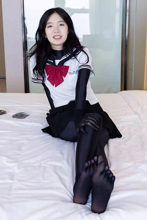 袜啵啵-小甜豆-白棉袜、厚黑丝五指袜和jk制服叠穿 [140p1v-1.4GB]