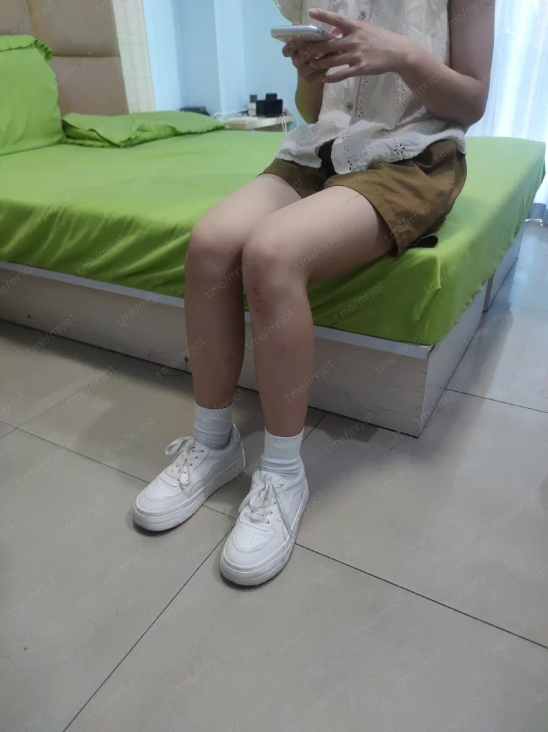 真实约拍女大学生美脚，这美女还是骚，居然同意足交 [11v33p-1.1GB]