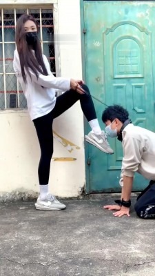 直播视频 《肉肉》健身女神户外遛狗 [27分31秒]