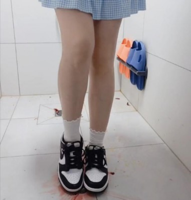 crush 乌龟在女生脚下喷血 [21分34秒]