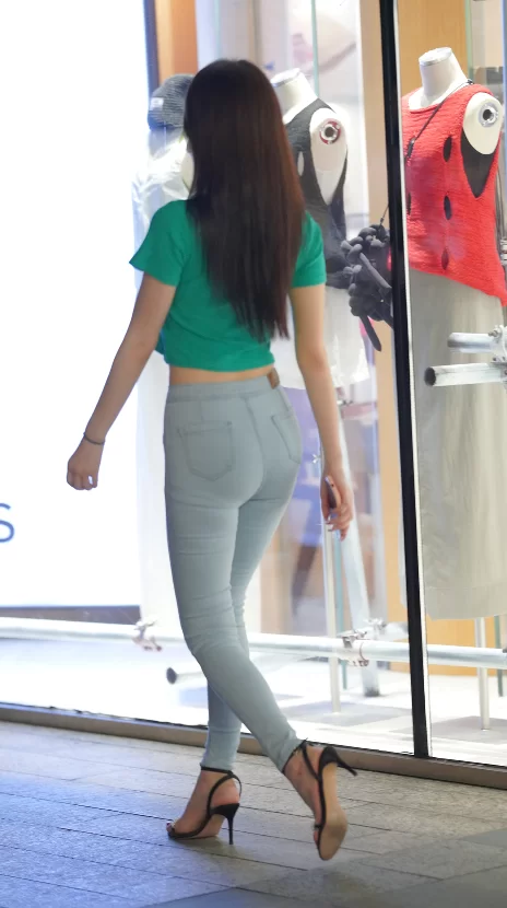 《街拍摄影》紧身牛仔裤裸足高跟鞋美女 [82P-1.17GB]