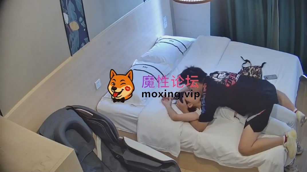 酒店偷拍❤️大学生情侣性感黑丝学妹被男友操完后分开双腿让他舔逼[1V986M][BT] [-]