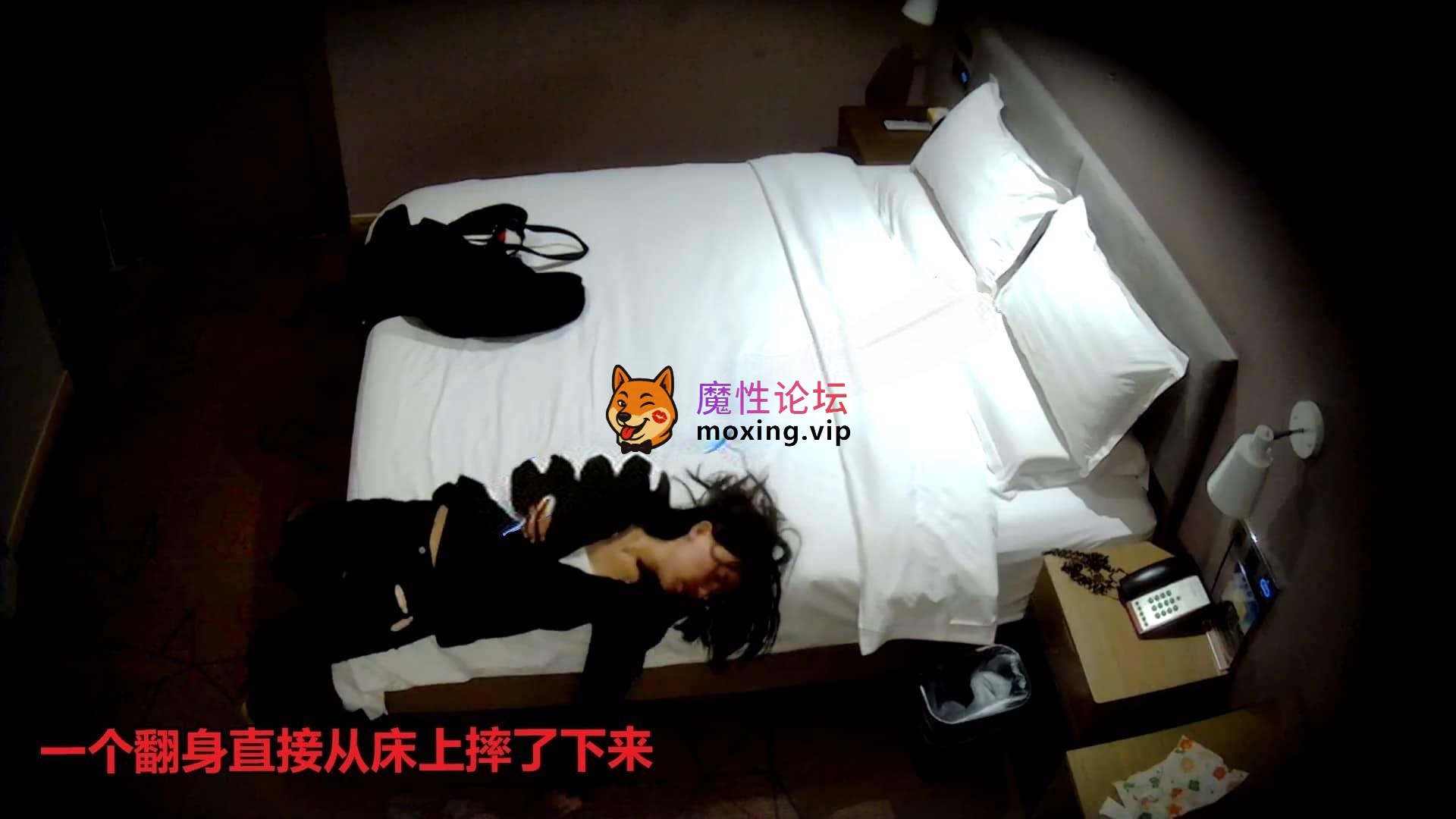 11-8新流出酒店偷拍❤️美女被灌醉醉得不省人事难逃被脱掉裤子插入的命运[1V1990M][BT] [-]