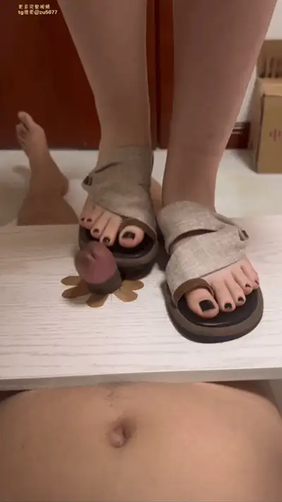 足交、踢射、龟责《bb原创》，小脚也是很标准 [29v-5GB]