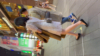 商业街偶遇大冬天不穿内裤闷骚女神 《1V 1.60GB》[夸克] [-]