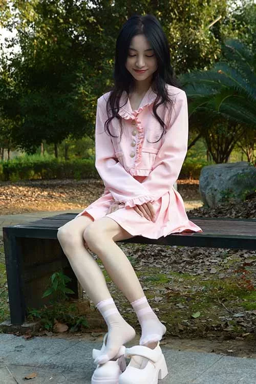 初夏女神-柒柒~可爱连衣裙棉袜高跟[95P1V-0.8G百度网盘] [95p1v-0.8g]