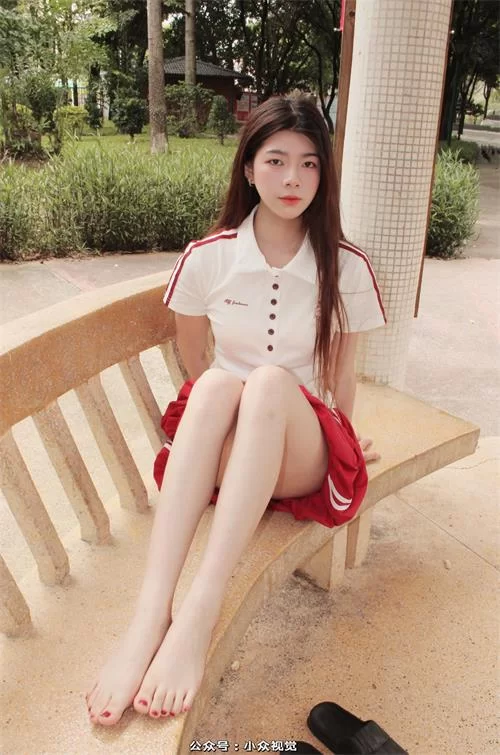 小众视觉-雪糕-公园超短裙棉袜裸足[114P1V-0.9G百度网盘] [114p1v-0.9GB]