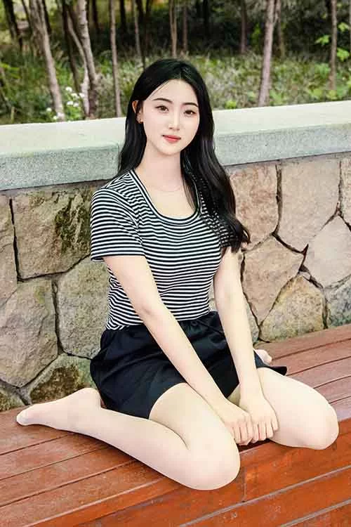 足愉心-雅楠-短裤棉袜裸足[115P+1V／2.3G百度网盘] [115p1v-2.3g]