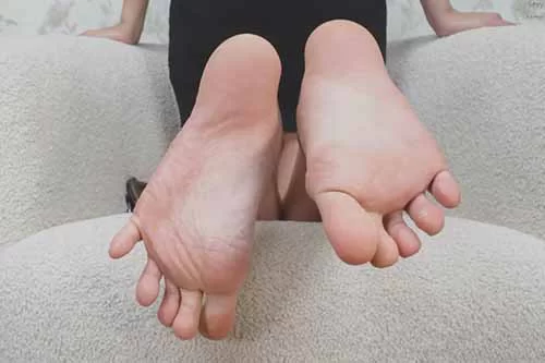 dayue-大月包臀裙展示了她性感的39码大脚[1V-1.23G百度网盘] [1v-1.23GB]