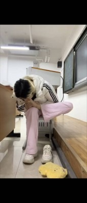 女王女主 《00后校园原创》女大教室犯贱自舔臭脚 [22分55秒]