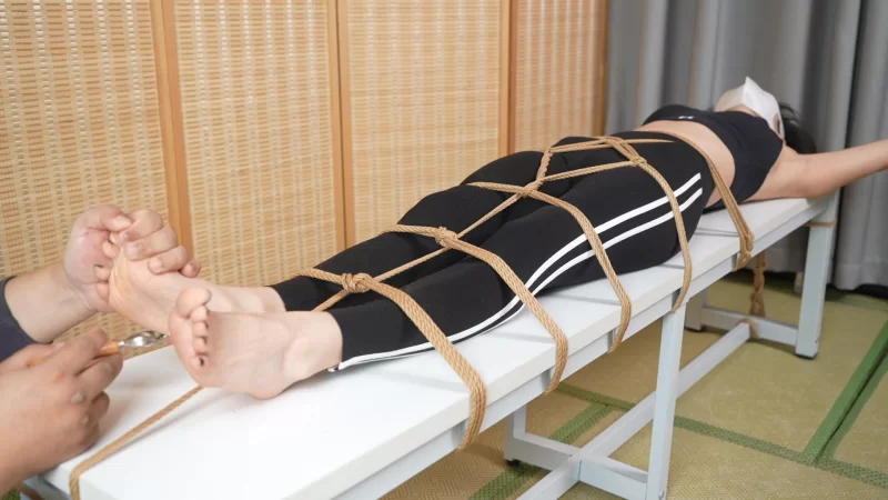 《象人工作室》嗷嗷-瑜伽运动服，憋尿，直到失禁的tk方 [1V-4.07 GB]