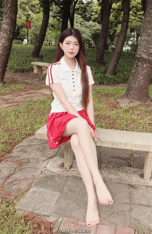 小众视觉-雪糕-公园超短裙棉袜裸足[114P1V-0.9G百度网盘] [114p1v-0.9GB]