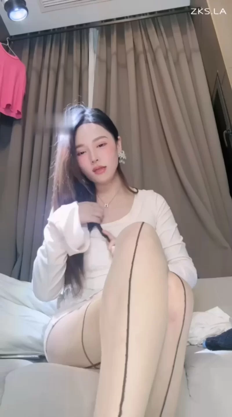 琪琪 - 红绿灯十字线肉丝后背鄙视插嘴沿着虾线给我舔哦 [1V-226MB]