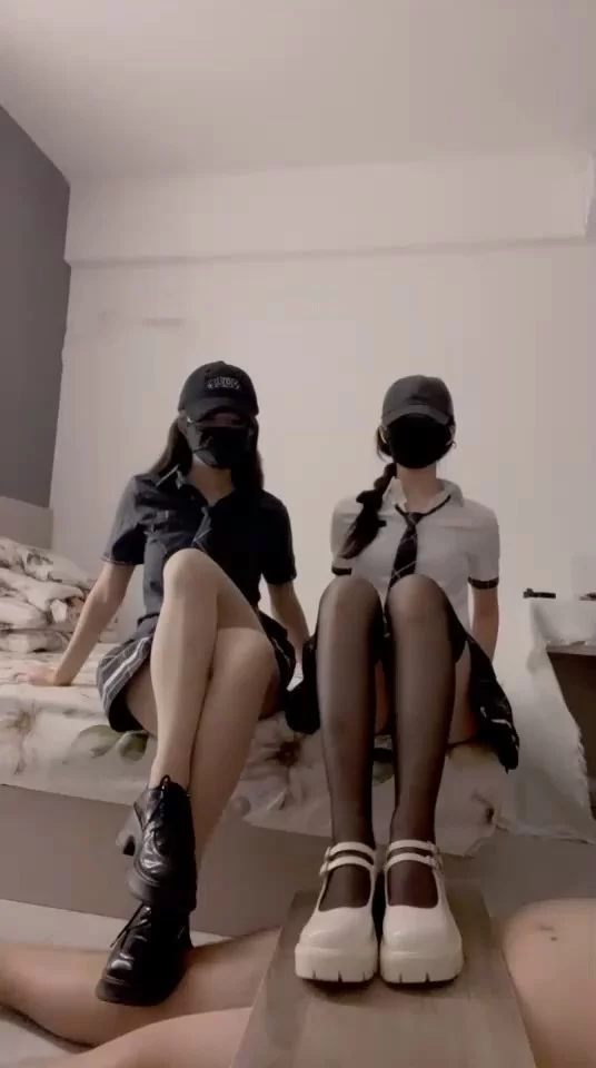 萝莉学妹踢裆白袜足交踩踏《3V886M》[百度 [3V-888MB]