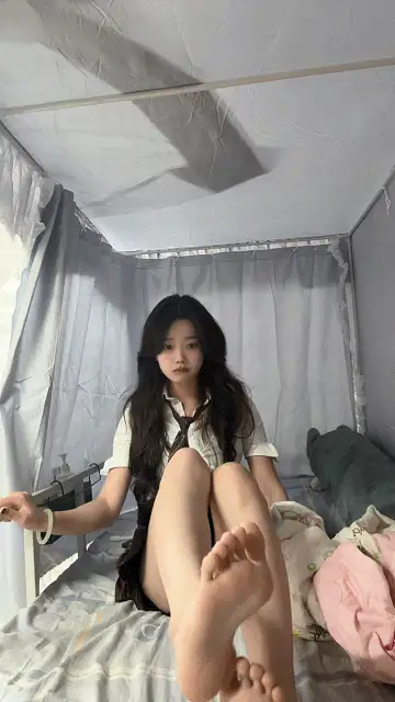 抖音反差《有点甜》，纯洁的外表，淫荡的内心舔脚，足秀 [42V-6GB]