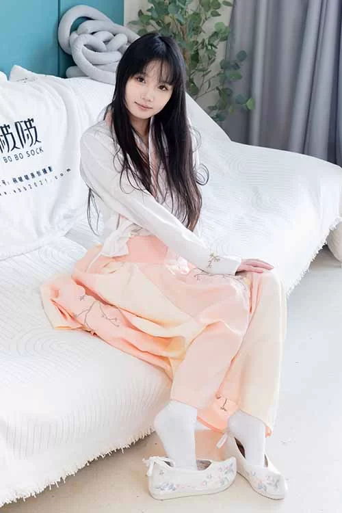 袜啵啵-甜甜圈-汉服白棉袜、裸足[168P-1V-1.6G百度网盘] [168p1v-1.6GB]