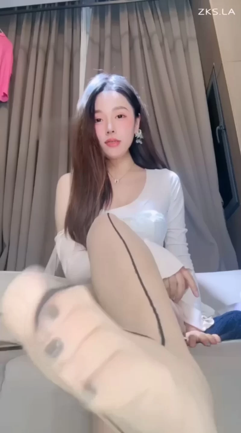 琪琪 - 红绿灯十字线肉丝后背鄙视插嘴沿着虾线给我舔哦 [1V-226MB]