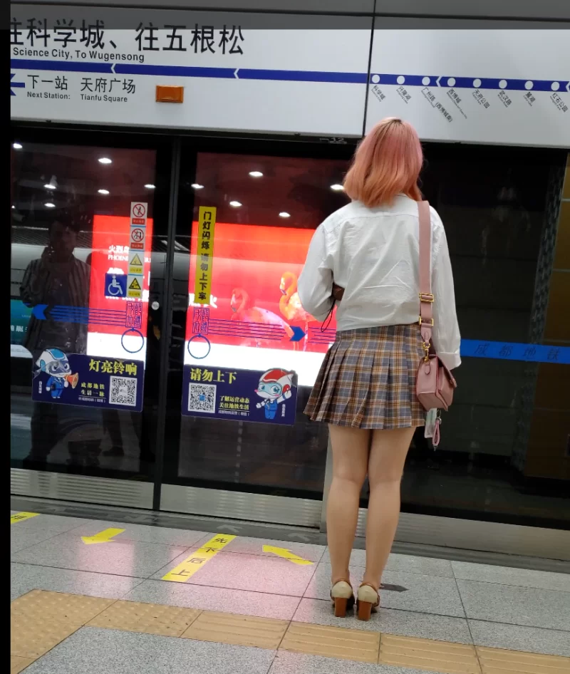 街拍玉足第8部  地铁跟拍粉色头发JK小姐姐 [1V-1.05]