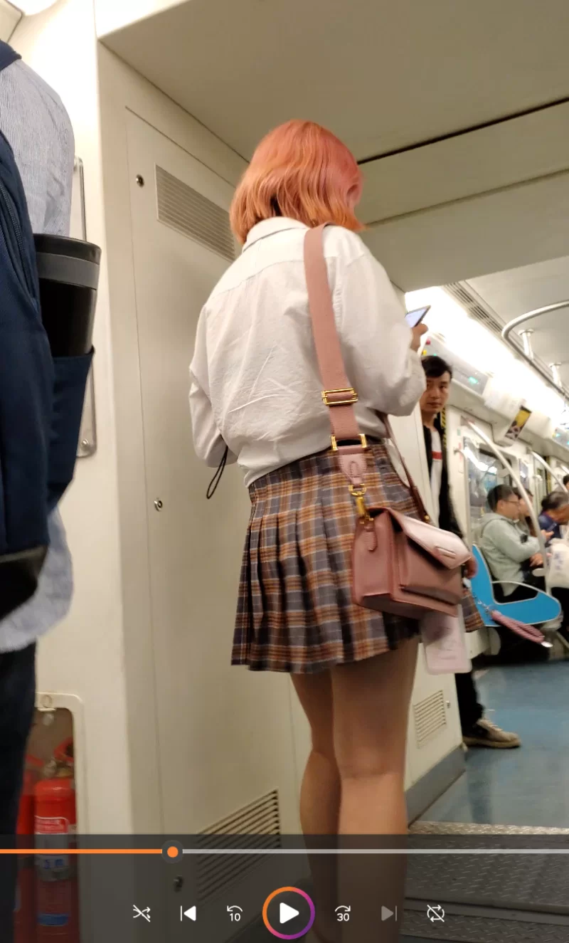 街拍玉足第8部  地铁跟拍粉色头发JK小姐姐 [1V-1.05]