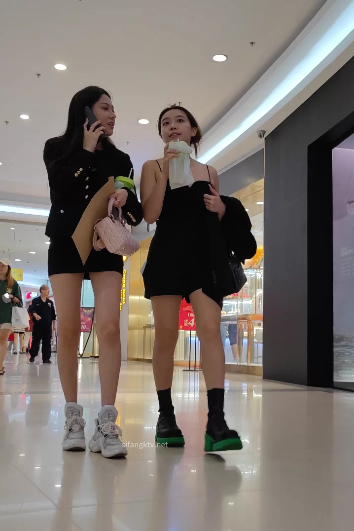 街拍玉足第5部  小姐姐商场换鞋好性感 [1V-1.78GB]